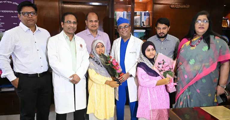 ডাক্তারদের সঙ্গে যমজ শিশু সারিনাহ জাহান সায়রা ও সাইবাহ জাহান সায়মা